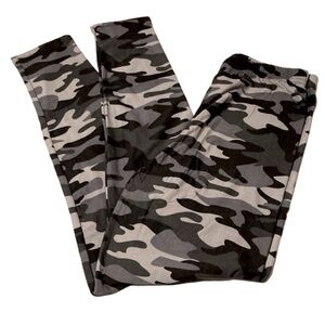 NEW Camouflage Leggings Black Gray Stretchy Soft Fits One Size Waist 24” Women